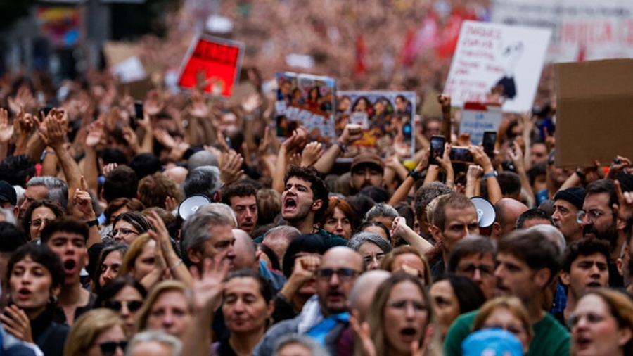 Италия праща войници в Милано, студентите протестират в Атина